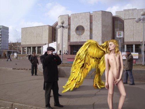 золотой ангел прилетел в братск, город Братск, голый мужчина, площадь, энергетик, парень, обнажённый, золотые крылья